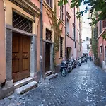 Trevi Fountain House Deluxe