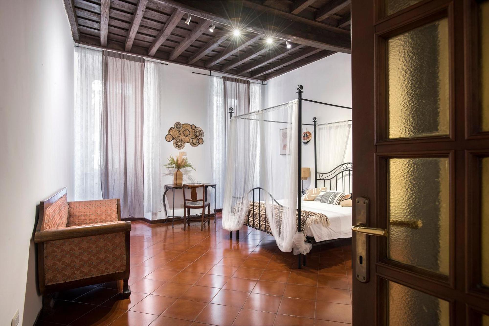 Trevi Fountain House Deluxe Apartment
